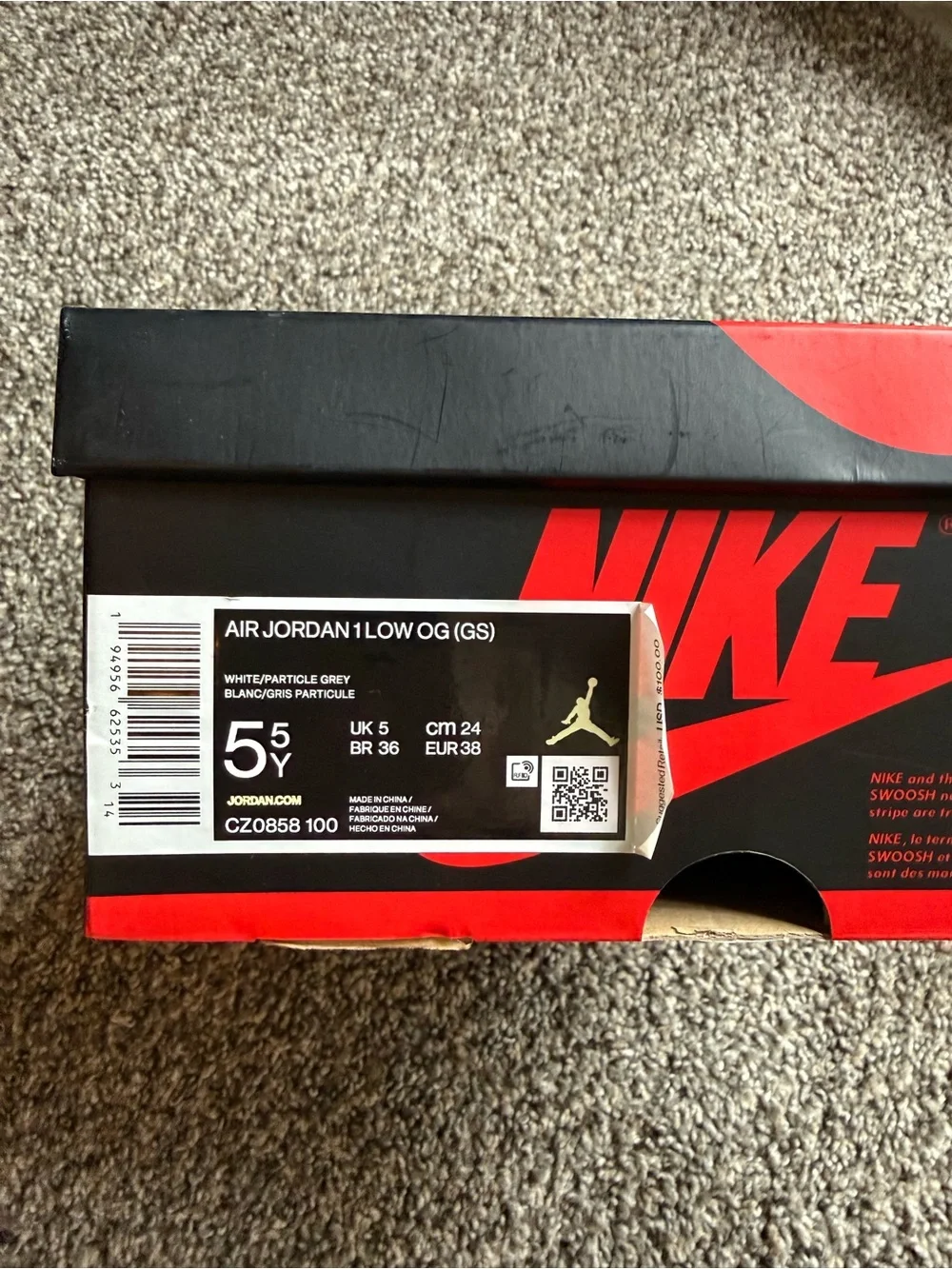 Nike Kids Low-Top Sneakers in White and Light Gray